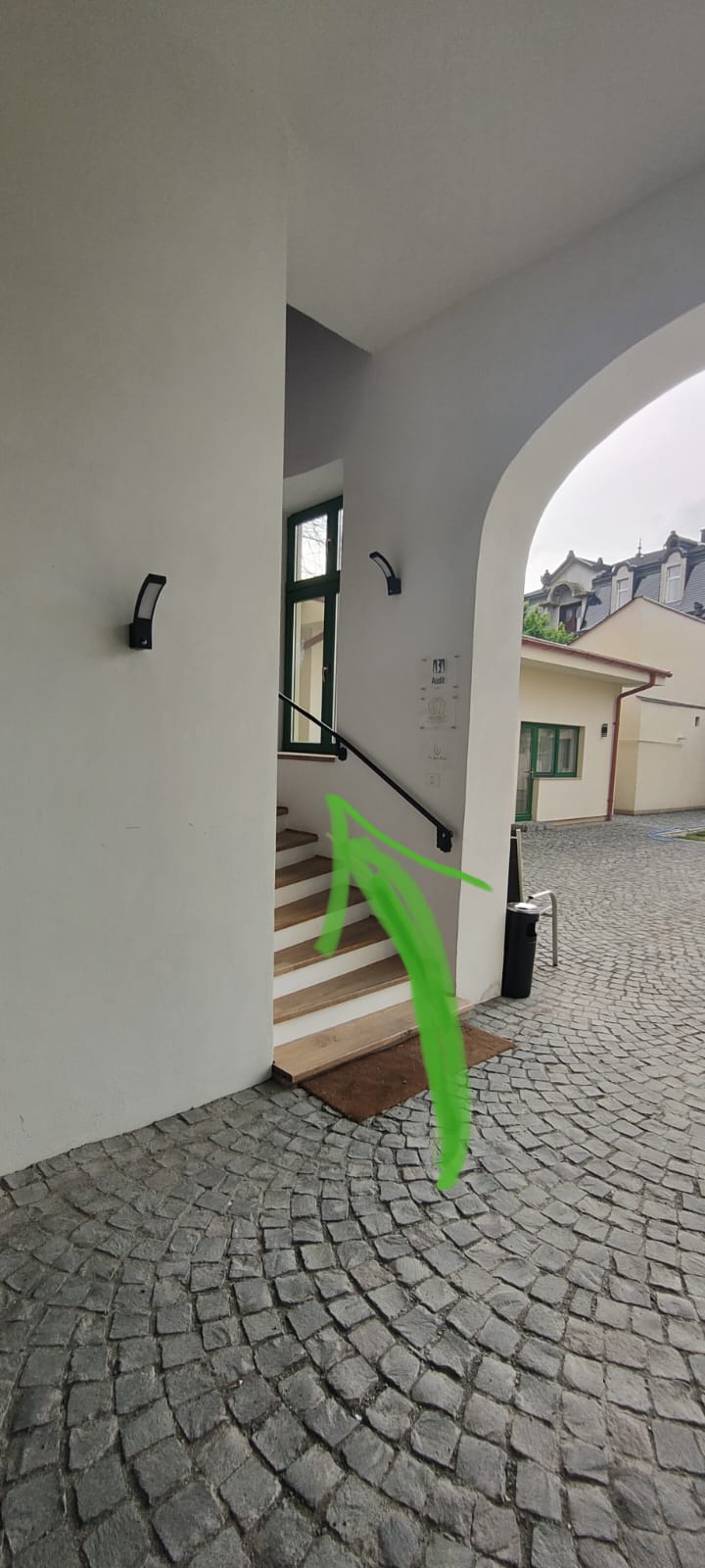 Accesul către Harmony Yoga Studio la etajul 1